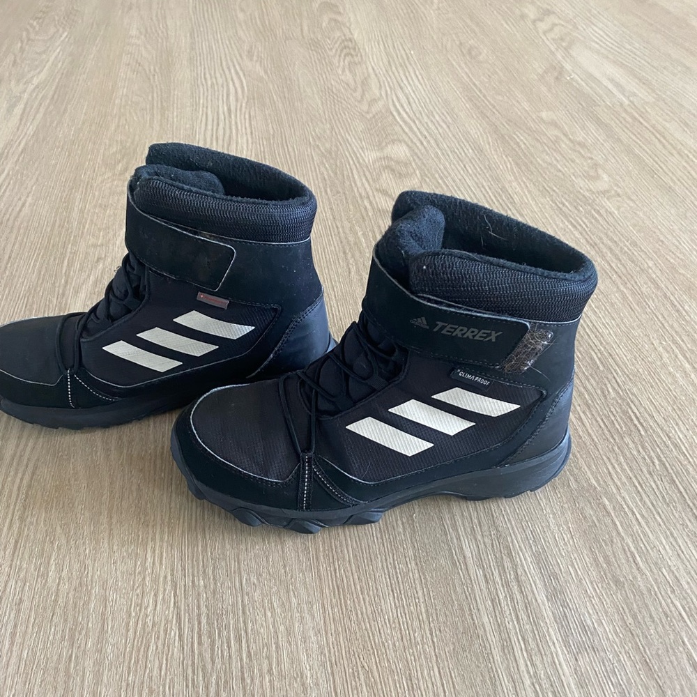 Adidas black and white Terrell big kid climawarm size 5.5 snow boot